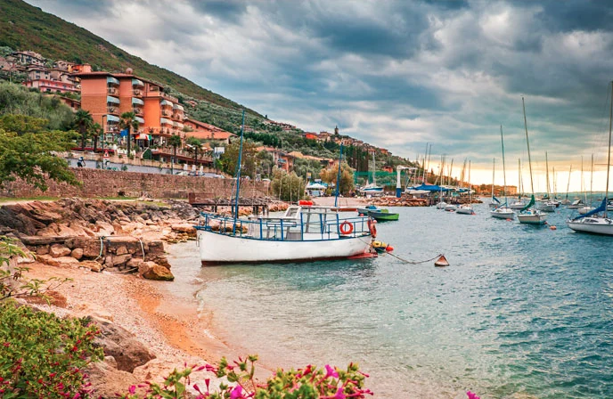 Un panorama di Brenzone sul Garda e della sua ciclabile